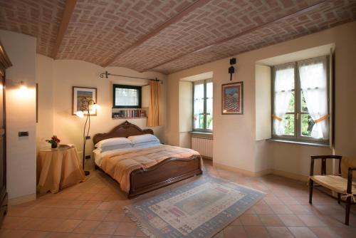 瓜热讷榛子谷公寓的一间设有床铺的卧室,位于带窗户的房间内