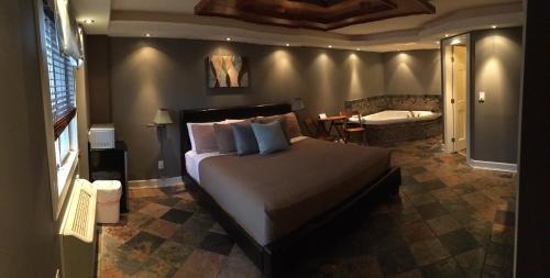 希塞德高地日落汽车旅馆的一间带大床的卧室和一间客厅