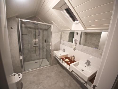 奥尔塔Manta Ray Lodge的带淋浴和盥洗盆的浴室