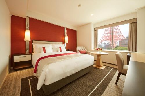 东京东京王子大饭店的一间设有大床和窗户的酒店客房