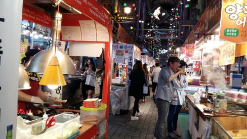 釜山MK旅馆的一群人走在食品市场周围