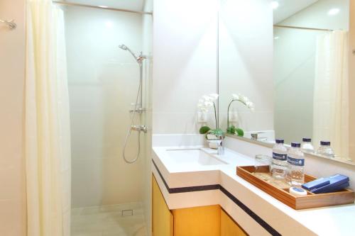 库塔拉达纳酒店的一间带水槽和淋浴的浴室