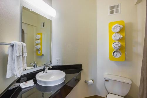 格兰德岛6号汽车旅馆的一间浴室