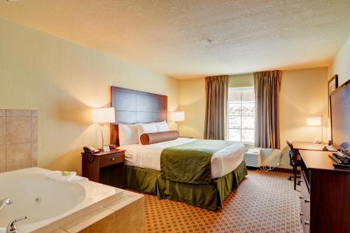 鹅卵石套房酒店 - 普克苏托尼客房内的一张或多张床位