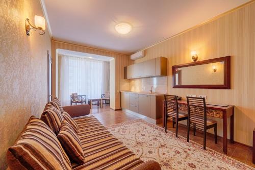 敖德萨巴拿马别墅的带沙发的客厅和厨房
