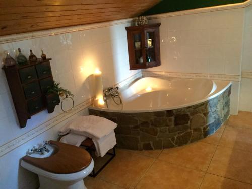 巴基奥Bisalde的带浴缸和卫生间的浴室。