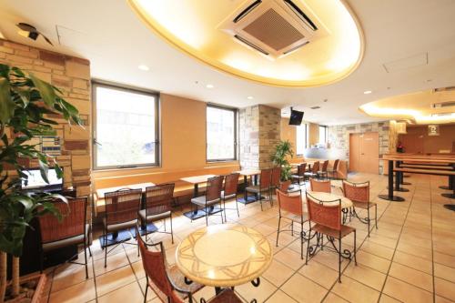 横滨新横滨站前R&B酒店的一间在房间内配有桌椅的餐厅