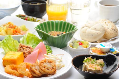 三沢市路由客栈三泽市酒店的一张白色桌子,上面放着食物板