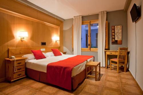 托莱多托莱多皇家酒店的一间卧室配有一张带红色毯子的大床