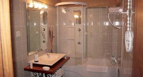拉斯卡弗里亚Zaguan的带淋浴、盥洗盆和浴缸的浴室