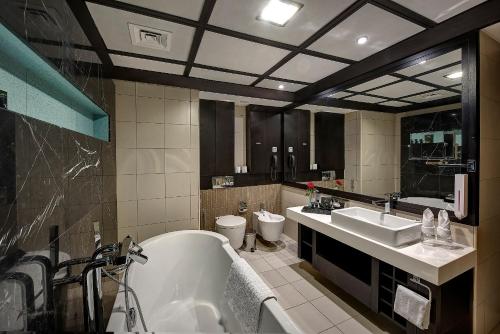 星霖罗拉酒店的一间浴室