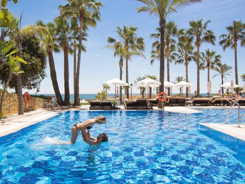 马贝拉Amàre Beach Hotel Marbella - Adults Only Recommended的度假胜地游泳池中的女人