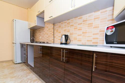 苏梅VIP Apartment on Novomestenskaya的厨房配有带微波炉的台面