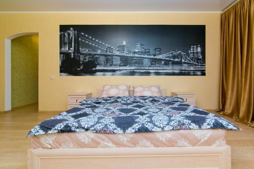 苏梅VIP Apartment on Novomestenskaya的一间卧室,配有一张带桥景的床