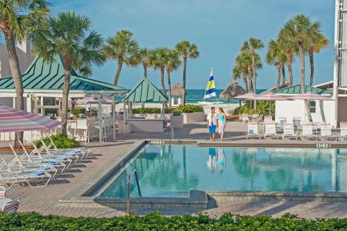 萨拉索塔丽都湾泳滩沙堡度假酒店的度假酒店游泳池的 ⁇ 染