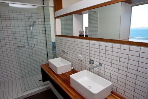耐莉湾Penthouse on Bright Point的浴室设有2个白色水槽和淋浴。