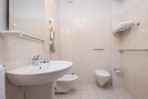 卡迈格拉特罗希拉诺塔索酒店的白色的浴室设有水槽和卫生间。