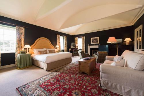 柯克宾卡文斯乡村别墅的一间卧室配有一张床和一张沙发