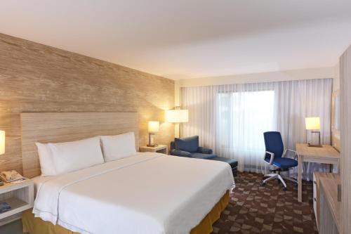 托卢卡智选假日酒店客房内的一张或多张床位