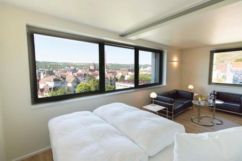 埃斯林根MAVO Hospitality by Büroma Apart Apartmentvermietung GmbH Esslingen的卧室设有白色的床和大窗户