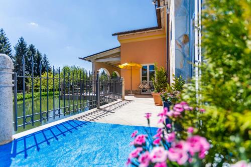 豪岑贝格浪漫疗养度假酒店的一座带围栏和游泳池的房子