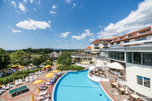 巴特塔茨曼斯多夫Hotel Reiters Finest Family的享有带游泳池的度假村的空中景致
