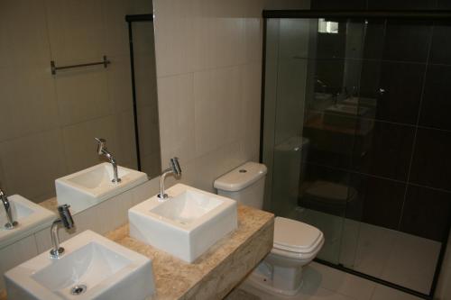 若昂佩索阿Villa Imperador的一间带两个盥洗盆和卫生间的浴室