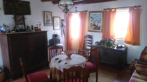 LuzCasa Aldeia da Luz - Barragem do Alqueva的一间带桌椅和窗户的用餐室