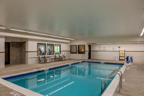 哥伦比亚瀑布雪松溪洛奇&会议中心酒店的大楼内一个蓝色的大型游泳池