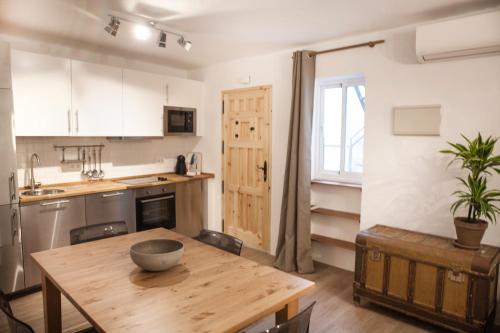 塔里法4 - EL LOFT de TARIFA - ENJOY TARIFA的厨房配有木桌和碗
