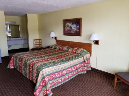 赫米蒂奇Hermitage Inn的酒店客房,配有一张带彩色床罩的床