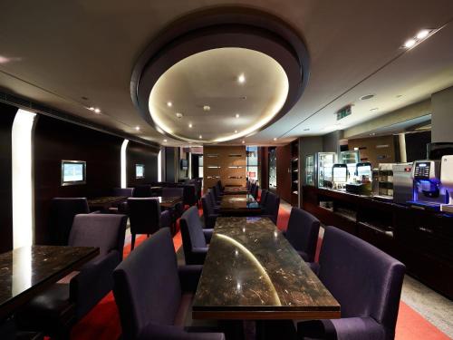 台北天阁酒店 台北信义的一间设有桌椅的餐厅和一个大型的或b