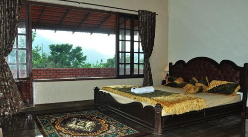 马迪凯里Abiyal Mountain Stay的一间卧室设有一张大床和大窗户
