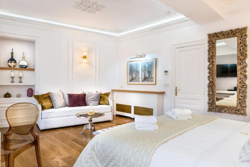 干尼亚Casa Kallergi的白色的客房配有两张床和一张沙发