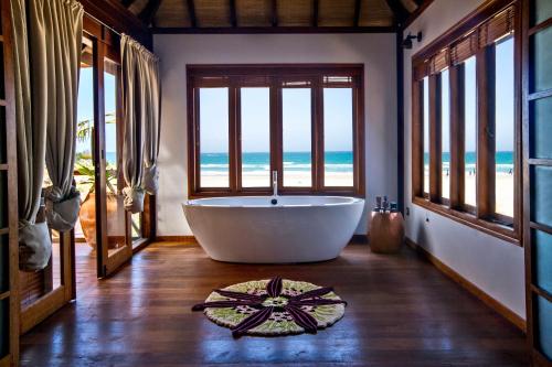 MiramarSentidos Beach Retreat的海景客房内的浴缸