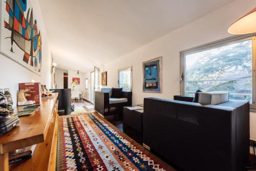 佛罗伦萨大教堂露台景观顶楼公寓的客厅配有家具和大窗户。