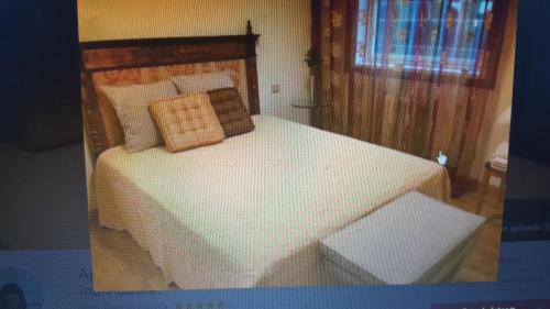 维戈Apartment Plaza Fernando的卧室配有带枕头的大型白色床