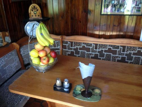 斯皮克利物浦机场民宿的一张桌子,上面放着一碗水果和一条漏斗