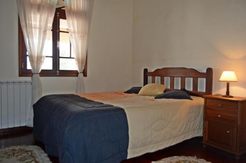桑塔纳Santana Charming House的一间卧室配有一张床、一个梳妆台和一扇窗户。