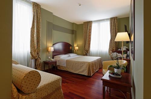 萨沃亚摄政酒店客房内的一张或多张床位