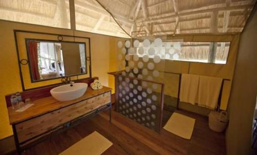 Kwa KuchiniaMbali Mbali Tarangire River Camp的一间带水槽和镜子的浴室