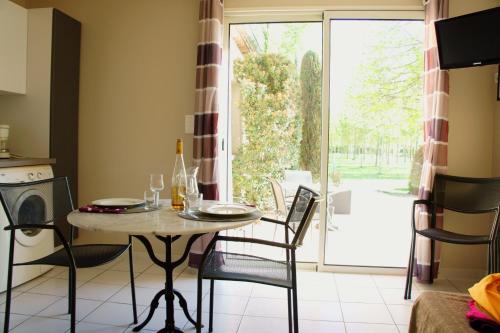 罗瑞尔杜康姆泰特杨树公寓酒店的一间带桌椅和窗户的用餐室