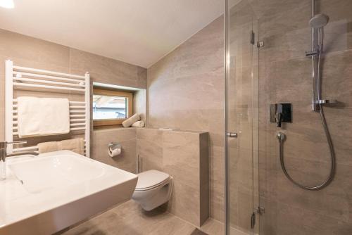 基茨比厄尔Apartments Foidl的带淋浴、卫生间和盥洗盆的浴室