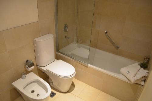 门多萨Hotel Finca Hermitage的浴室配有卫生间、淋浴和盥洗盆。