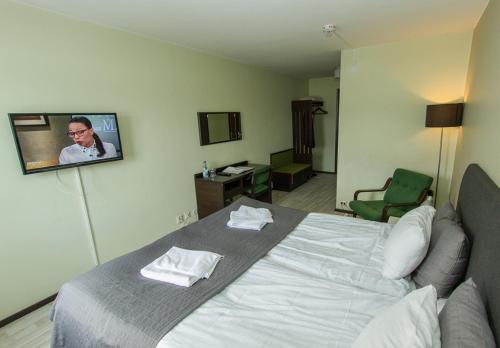 Ullanger乌兰格酒店和餐厅的酒店客房,配有带两条毛巾的床