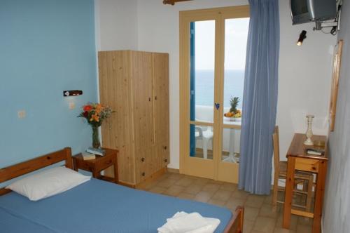 纳克索乔拉魔术景观酒店的一间卧室设有一张床和一个海景阳台