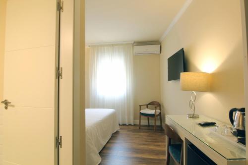 坎德莱达卡斯塔罗斯旅馆的酒店客房设有床和窗户。