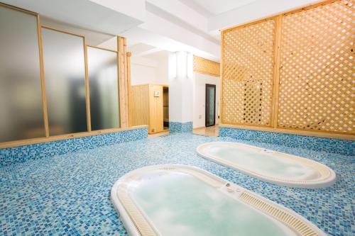 维耶斯泰地中海酒店的带浴缸和蓝色瓷砖的浴室