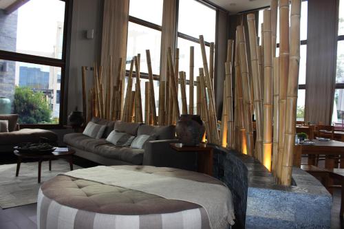 洛斯安第斯茵佳酒店的客厅配有家具和大窗户。