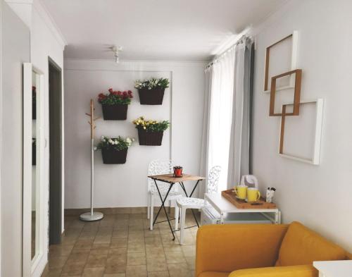 波尔图Koka's Studio的客厅配有沙发和鲜花桌